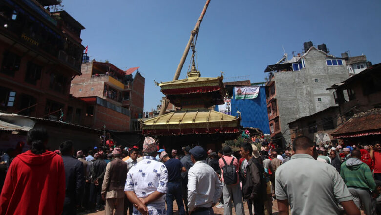 बिस्केट जात्राको अन्तिम दिन हात नभएको लिंगो ढालियो