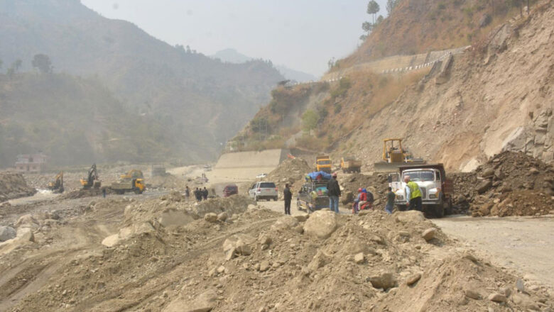 बिपी राजमार्ग : पहिरो प्रभावित क्षेत्रमा वैकल्पिक सडक निर्माण गरिँदै