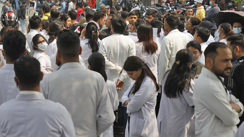 श्रम शोषणविरुद्ध सडकमा उत्रिए डाक्टरहरू