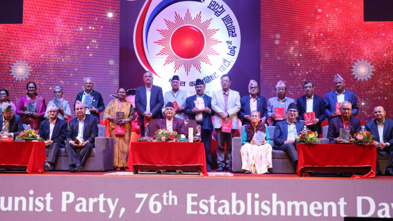 प्रधानमन्त्री ओलीद्वारा कम्युनिष्ट योद्धा सम्मान प्रदान
