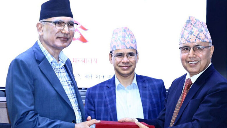 उच्चस्तरीय आर्थिक सुधार सुझाव आयोगको प्रतिवेदन हस्तान्तरण