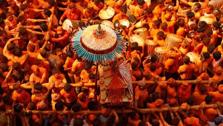 सिन्दुर खेलेर  भक्तपुरमा मनाइयो सुथसिया जात्रा