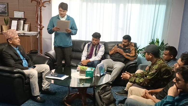लोडसेडिङ बन्द गर्न माग गर्दै हितेन्द्रलाई ज्ञापनपत्र
