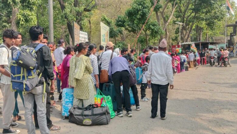 भारतबाट फर्कँदै गरेका नेपालीहरूसँग भारतीय सुरक्षाकर्मीद्वारा पैसा असुली