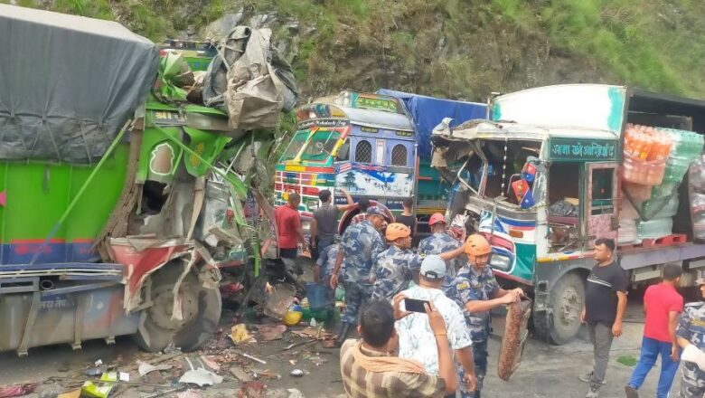 नारायणगढ–मुग्लिन सडकमा दुई ट्रक एक आपसमा ठोक्किँदा सात घाइते