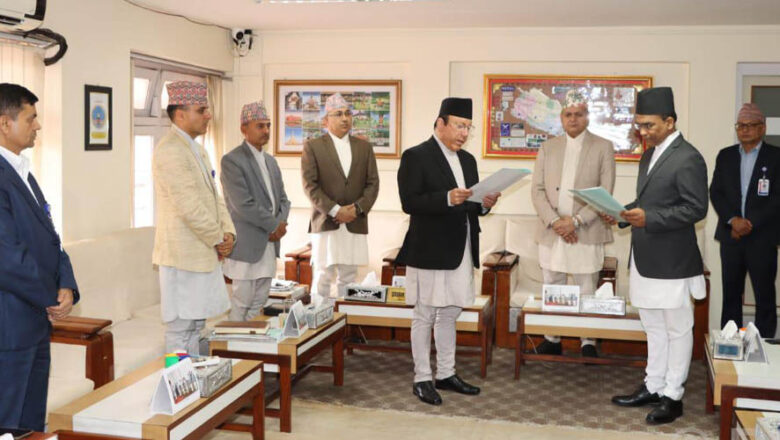 नवनियुक्त गभर्नर पौडेलले प्रधानन्यायाधीशबाट लिए शपथ