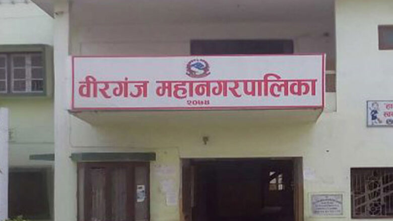 बेवारिसे सवारीसाधन हटाउँदै वीरगञ्ज महानगर