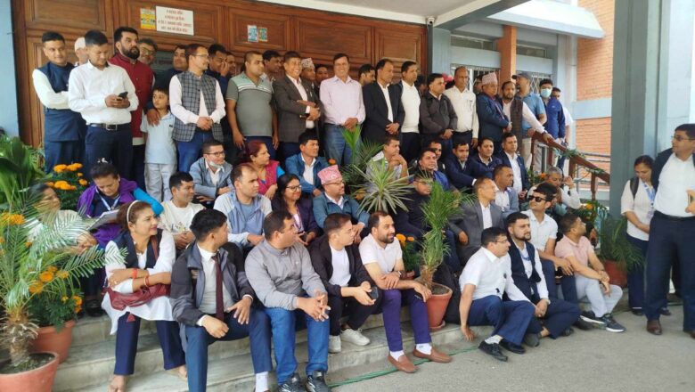 सामान्य प्रशासन मन्त्रालयमा कर्मचारीको धर्ना