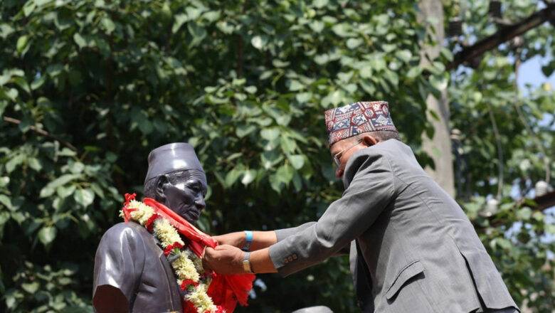 सत्यमोहन जोशीको अर्धकदको शालिक अनावरण