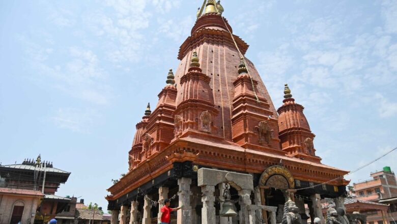 दश वर्षपछि रातो मच्छिन्द्रनाथलाई मन्दिरमा विराजमान गराइँदै