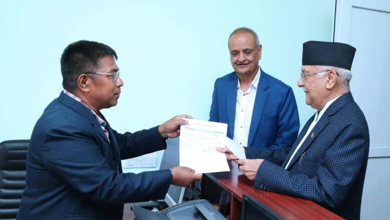 एमाले अध्यक्ष केपी शर्मा ओलीद्धारा पार्टी सदस्यता शुल्क र लेबी चुक्ता
