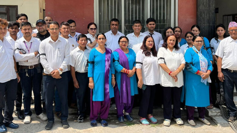 कर्मचारीहरूद्वारा कालो पट्टी बाँधेर आज पनि धर्ना