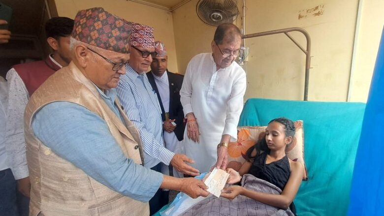 तीनकुने घटनामा घाइते खत्रीलाई सहयोग रकम हस्तान्तरण