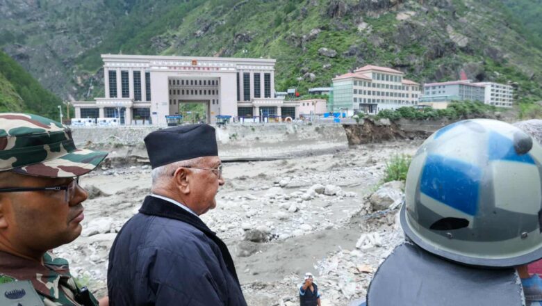 बाढी प्रभावित क्षेत्रको अवलोकनपश्चात प्रधानमन्त्री ओलीसहितको टोली फर्कियो