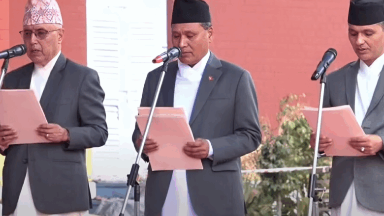 जलेको शीतल निवास अगाडी ढलेको देश निर्माणको बलेको आशाको तीन दियो