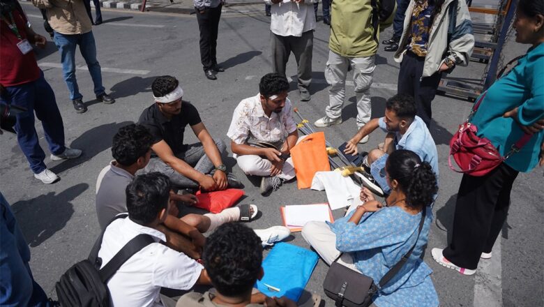 सिंहदरबार गेटमा जेनजी आन्दोलनका घाइतेहरूको धर्ना