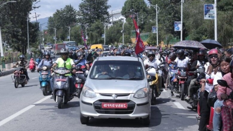 हर्क साम्पाङ काठमाडौं आउँदा समर्थकले निकाले र्याली