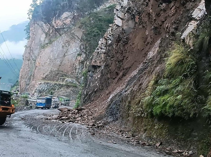 पहिरोका कारण तुइन खोलामा पर्ने नारायणगढ–मुग्लिन सडक अवरुद्ध