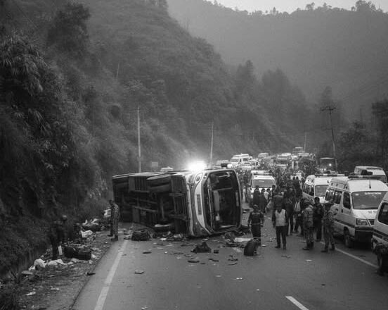 मुग्लिन–नारायणगढ सडकखण्डमा बस दुर्घटना, ३८ जना घाइते