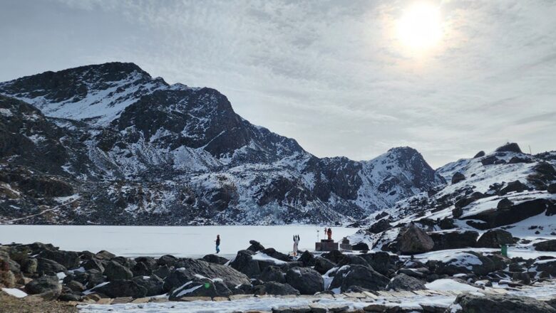 गोसाइँकुण्डमा तालको सतहमा बरफ जम्यो : सावधानी अपनाउन आग्रह