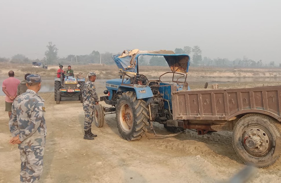 अवैध उत्खननमा संलग्न आठ ट्रयाक्टरसहित चालक नियन्त्रणमा