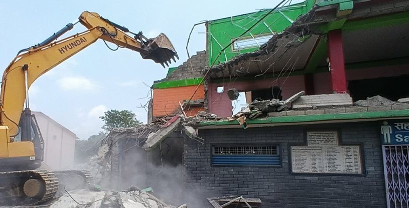 पोखराको पृथ्वीचोकस्थित सरकारी जग्गामा बनेका संरचनामा चल्यो डोजर