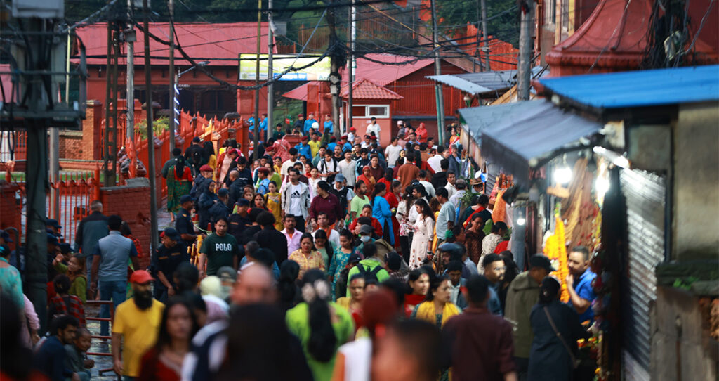 श्रावणको पहिलो सोमबारः पशुपतिनाथमा भक्तजनको घुँइच