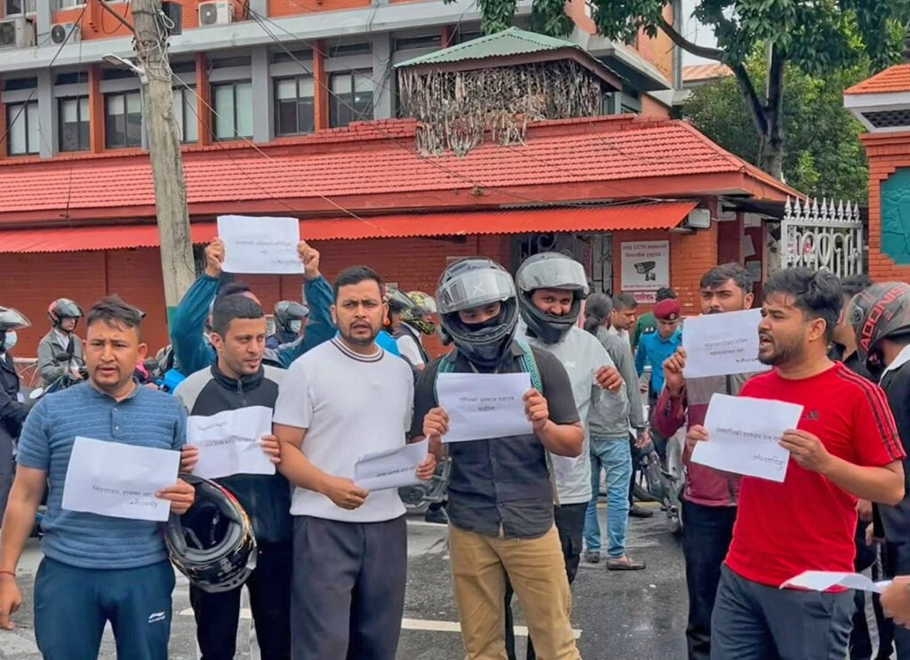 सिंहदरबार दक्षिण गेटमा मोटरसाइकल पार्किङ गरेर एमाले अखिलको प्रदर्शन