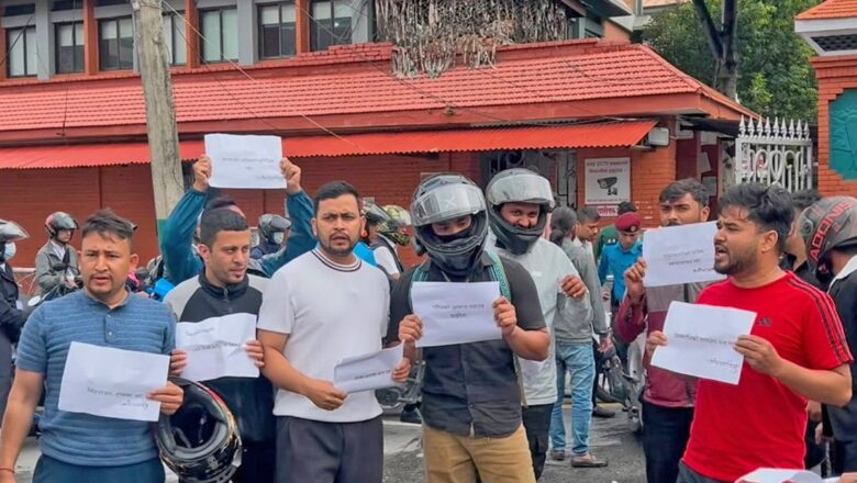 सिंहदरबार दक्षिण गेटमा मोटरसाइकल पार्किङ गरेर एमाले अखिलको प्रदर्शन