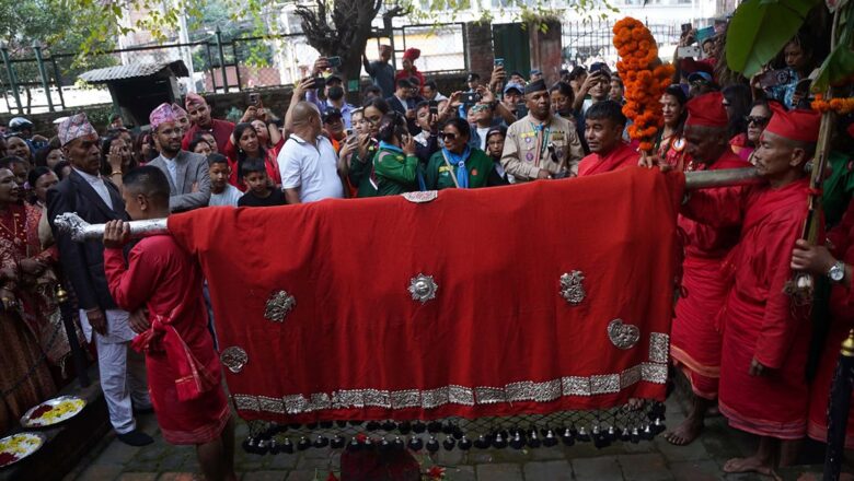 बसन्तपुरको दशैंघरमा भित्र्याइयो फूलपाती, टुँडिखेलमा सेनाको बढाइँ